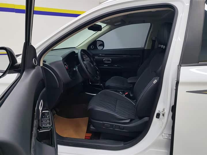 Фото 9 - Mitsubishi Outlander