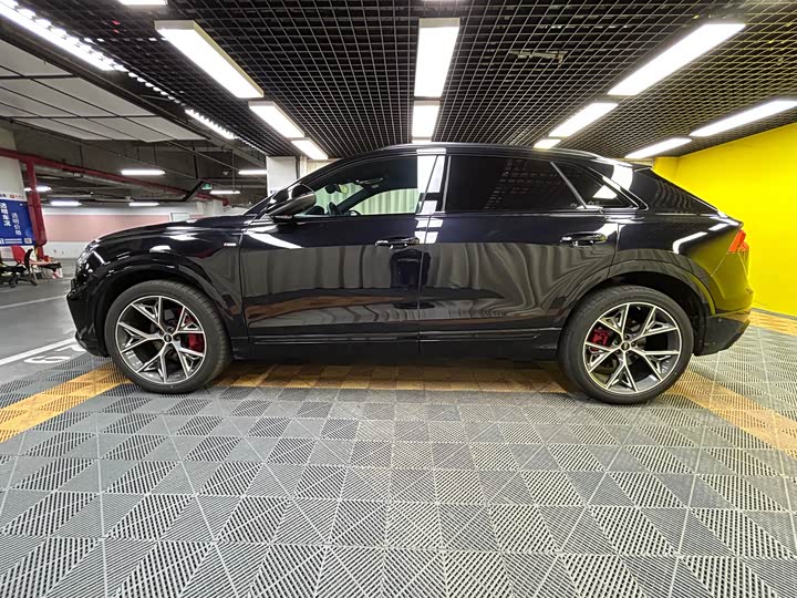 Фото 12 - Audi Q8