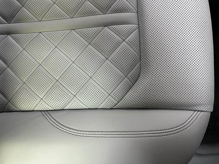 Фото 17 - Audi Q8