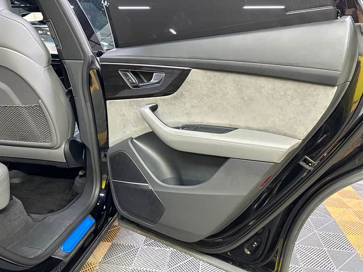 Фото 18 - Audi Q8