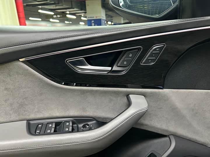 Фото 19 - Audi Q8