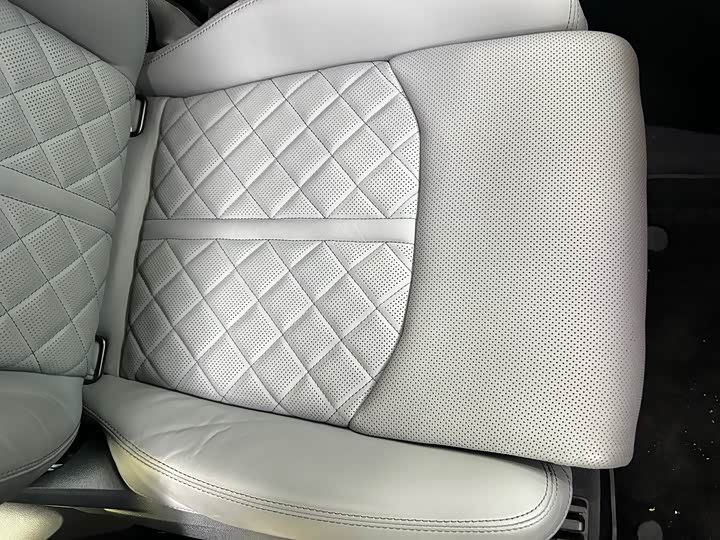 Фото 20 - Audi Q8