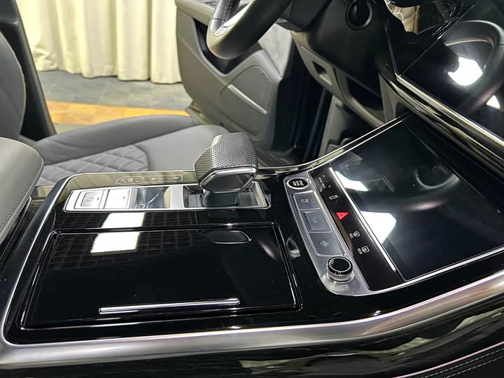 Фото 21 - Audi Q8