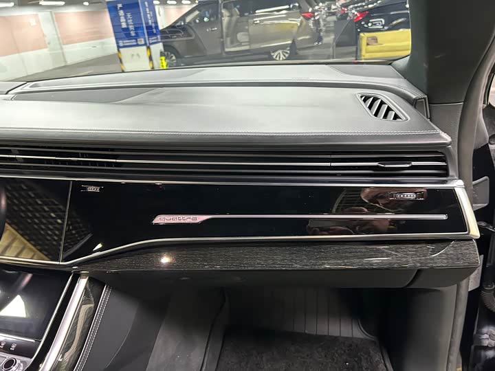 Фото 22 - Audi Q8