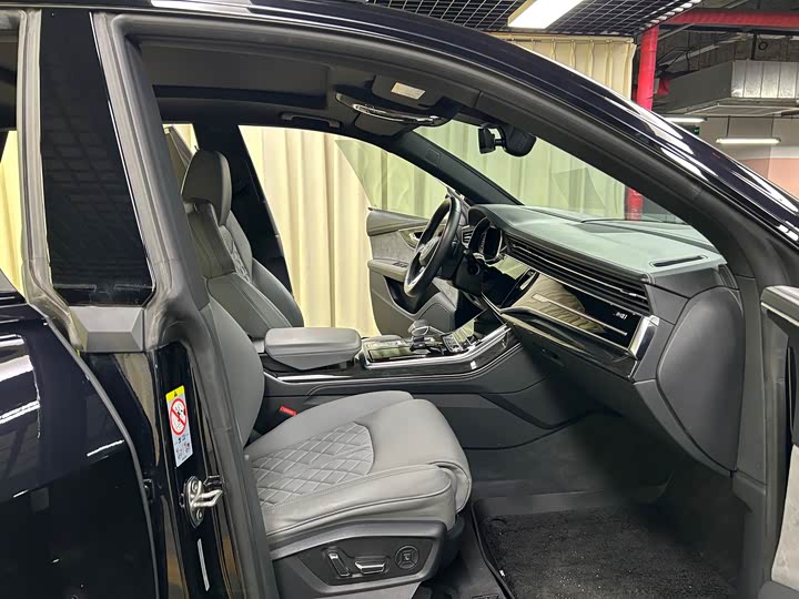 Фото 23 - Audi Q8