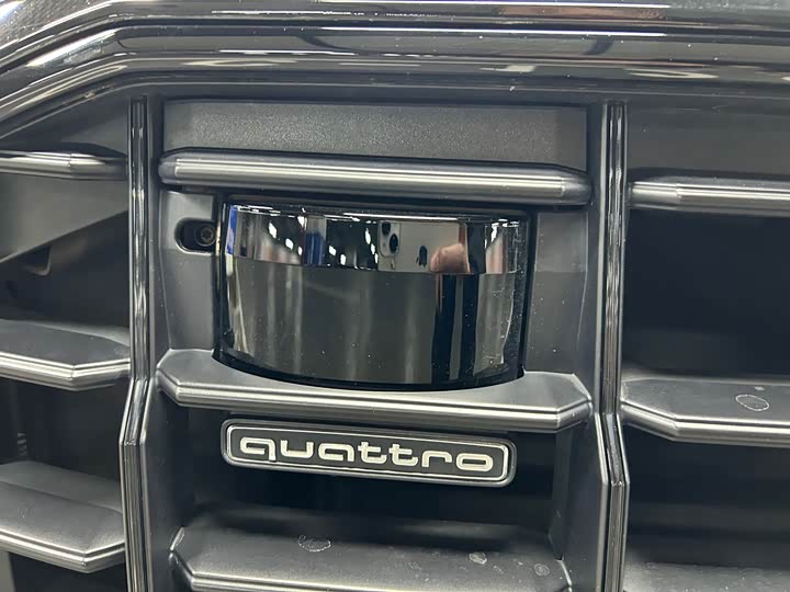 Фото 25 - Audi Q8