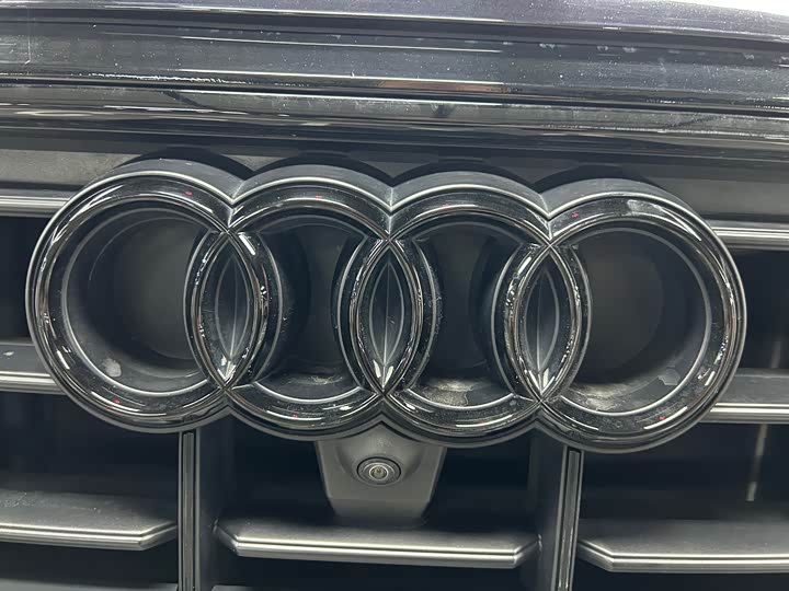 Фото 26 - Audi Q8