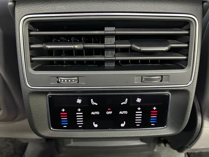 Фото 30 - Audi Q8