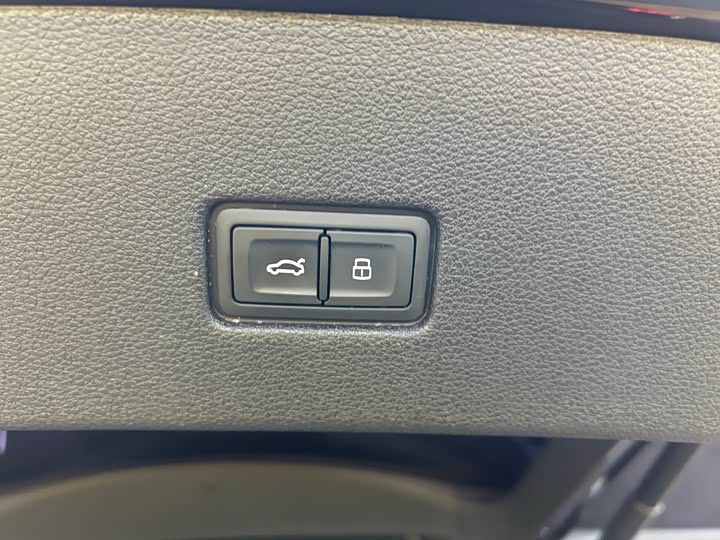 Фото 32 - Audi Q8