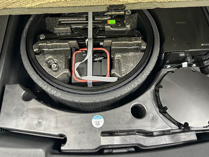 Фото 33 - Audi Q8