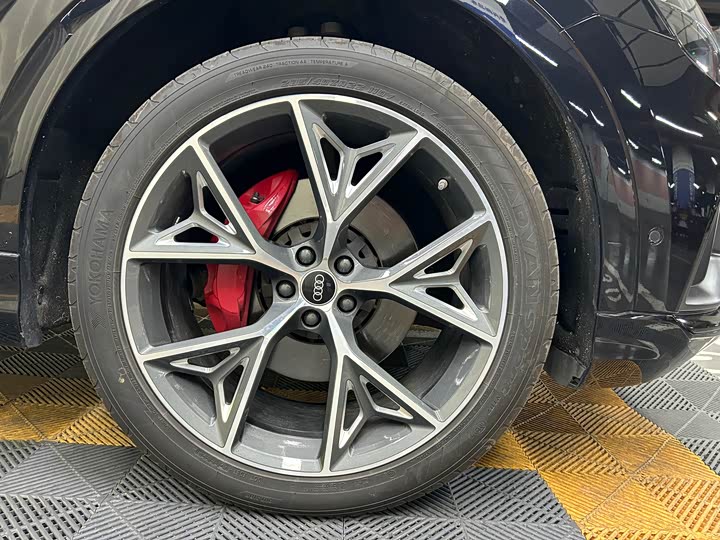 Фото 34 - Audi Q8