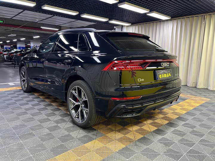 Фото 7 - Audi Q8