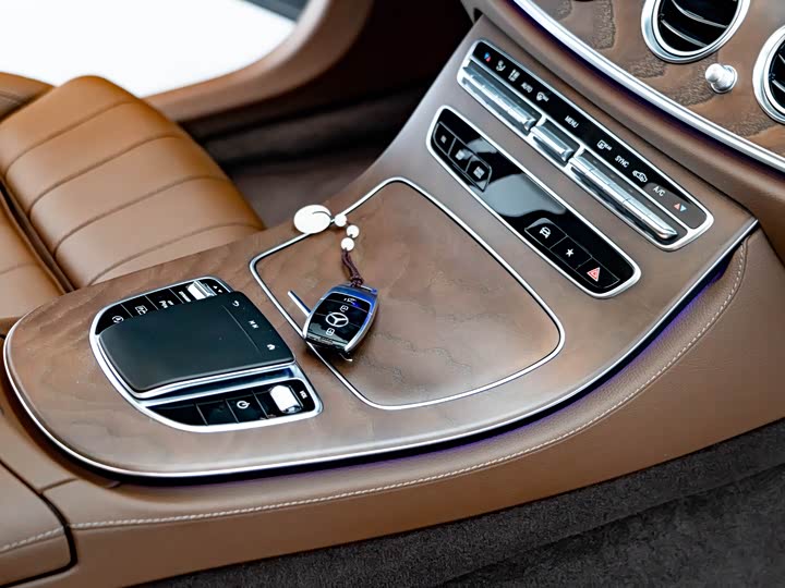 Фото 10 - Mercedes-Benz E-Class