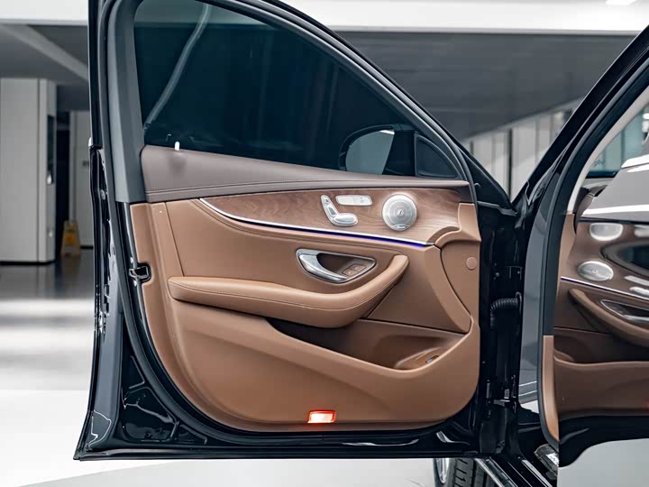 Фото 13 - Mercedes-Benz E-Class