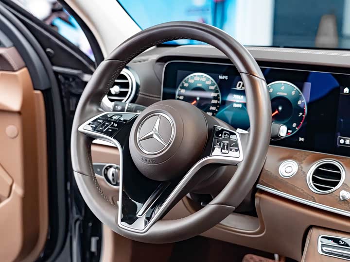 Фото 16 - Mercedes-Benz E-Class