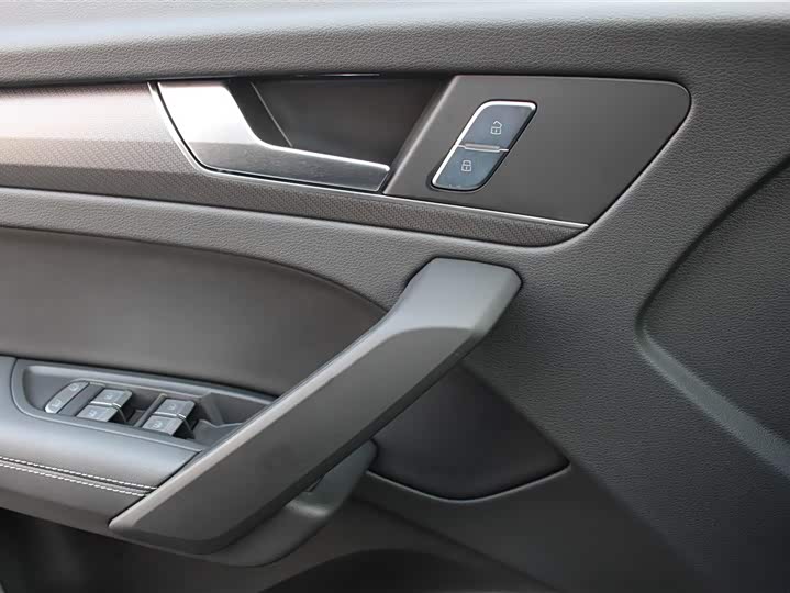 Фото 12 - Audi Q5L