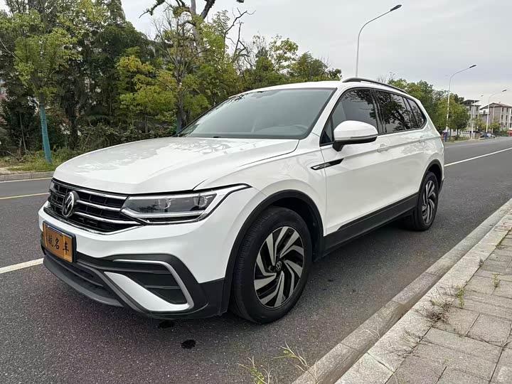 Фото 1 - Volkswagen Tiguan L Pro