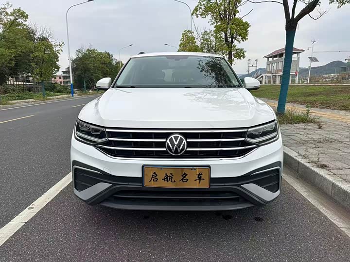 Фото 2 - Volkswagen Tiguan L Pro