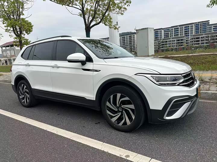 Фото 3 - Volkswagen Tiguan L Pro