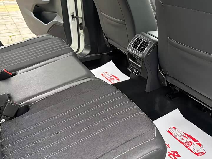 Фото 8 - Volkswagen Tiguan L Pro