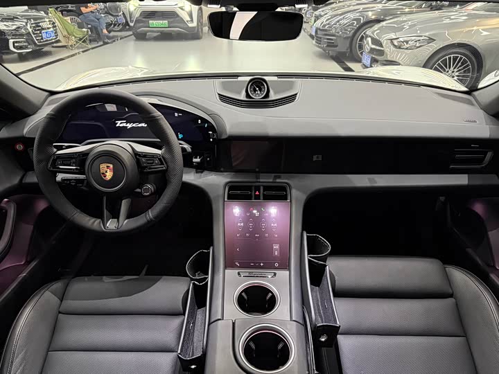 Фото 10 - Porsche Taycan