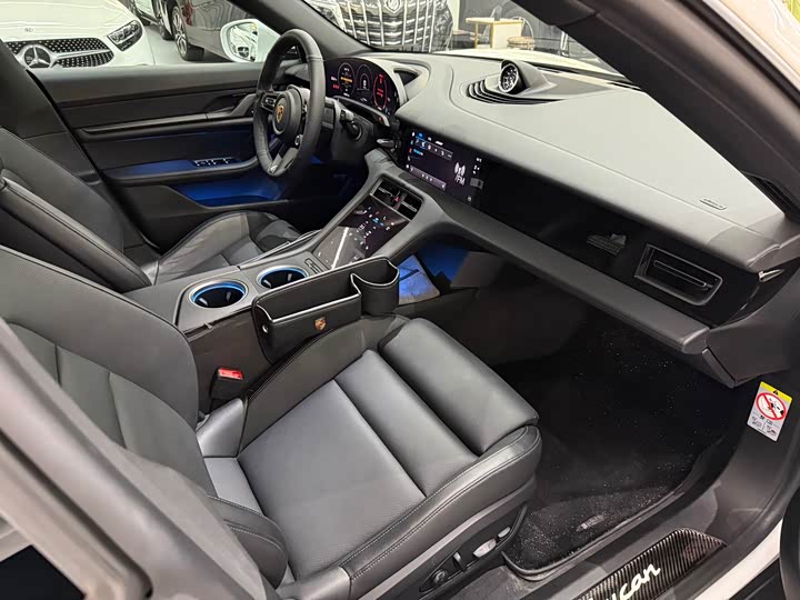 Фото 11 - Porsche Taycan