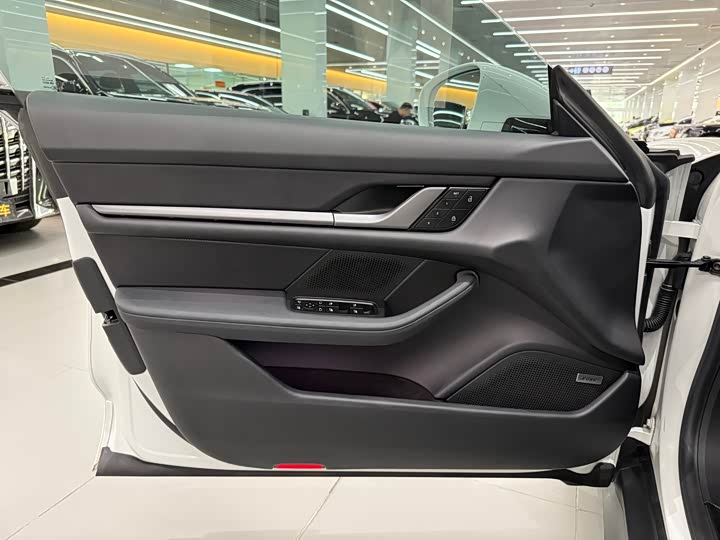 Фото 13 - Porsche Taycan