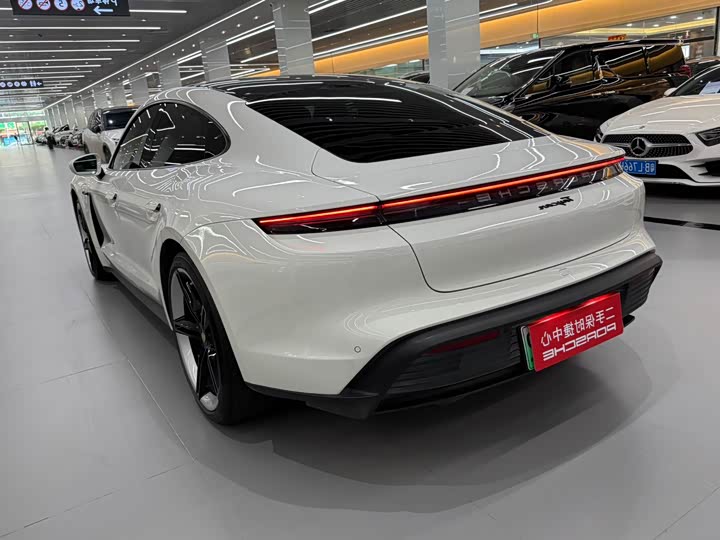 Фото 4 - Porsche Taycan