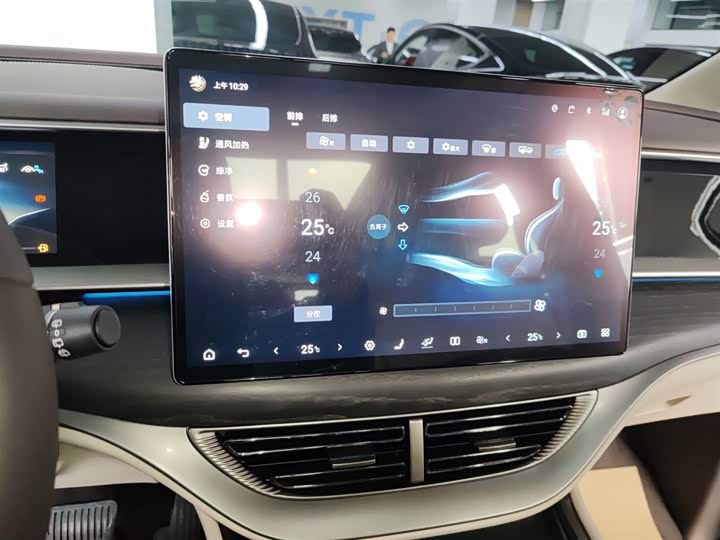 Фото 13 - Denza D9