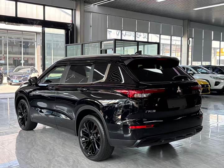 Фото 10 - Mitsubishi Outlander