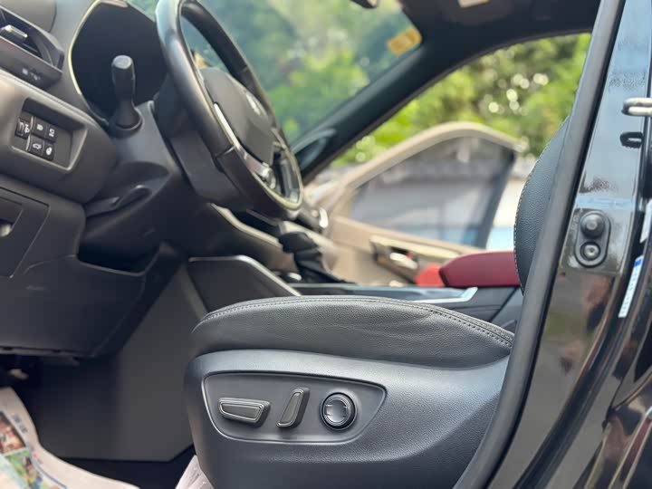 Фото 18 - Toyota Crown Kluger