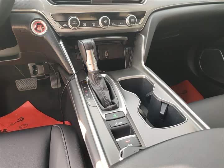 Фото 14 - Honda Accord