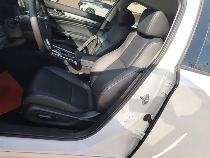 Фото 15 - Honda Accord