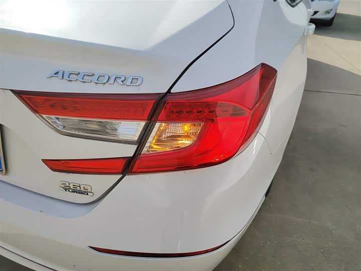 Фото 8 - Honda Accord