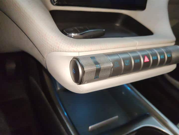 Фото 14 - BYD Dolphin