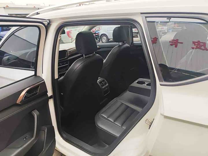 Фото 9 - Volkswagen Tharu