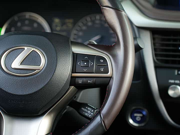 Фото 21 - Lexus RX