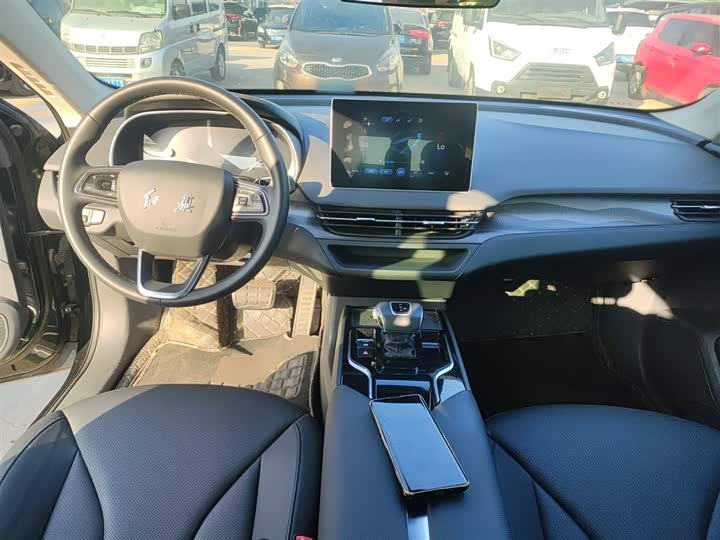 Фото 10 - Hongqi E-QM5