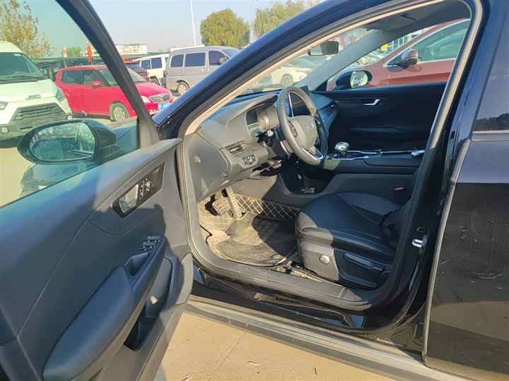 Фото 16 - Hongqi E-QM5