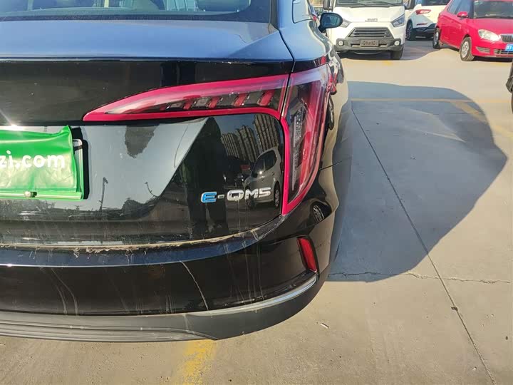 Фото 8 - Hongqi E-QM5