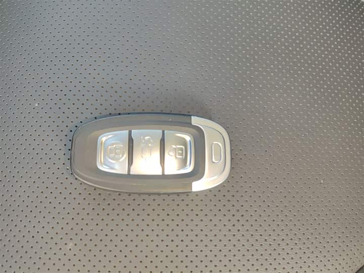 Фото 9 - Hongqi E-QM5