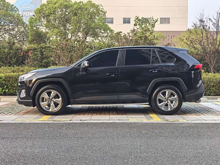Фото 2 - Toyota RAV4