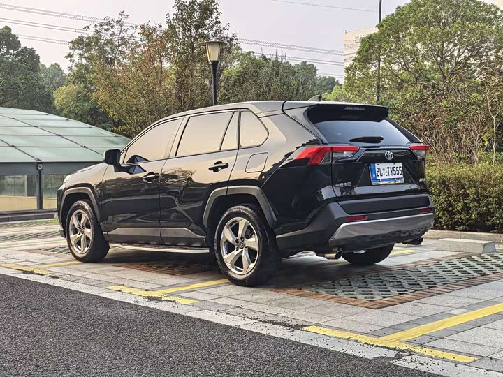 Фото 3 - Toyota RAV4