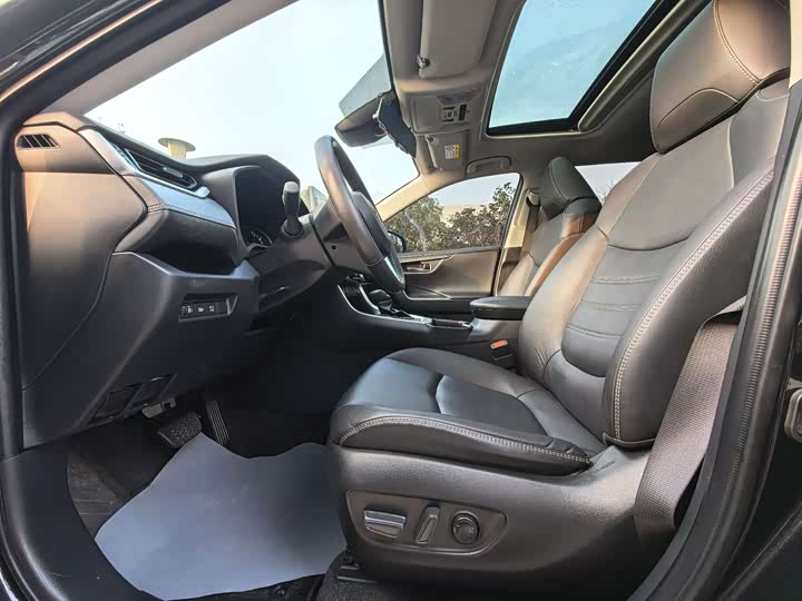 Фото 6 - Toyota RAV4