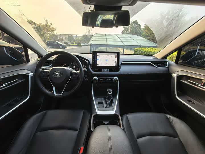 Фото 8 - Toyota RAV4