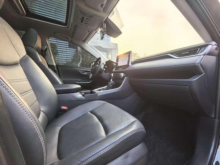 Фото 9 - Toyota RAV4