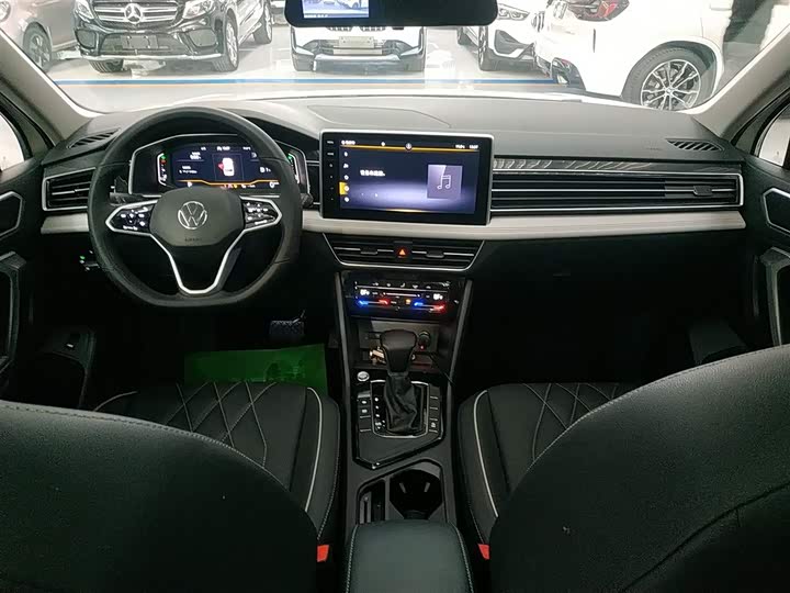 Фото 10 - Volkswagen Tiguan L Pro