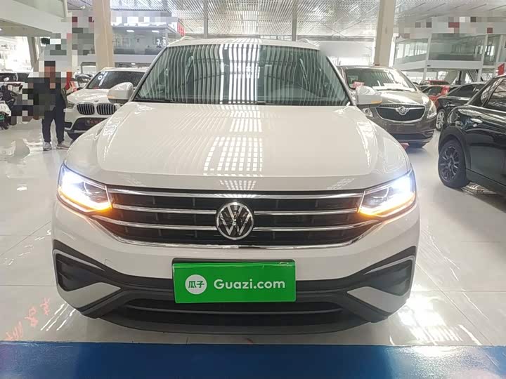 Фото 3 - Volkswagen Tiguan L Pro