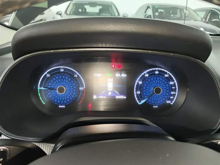 Фото 12 - Hongqi E-QM5