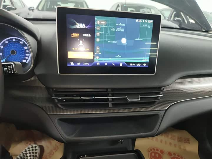 Фото 13 - Hongqi E-QM5